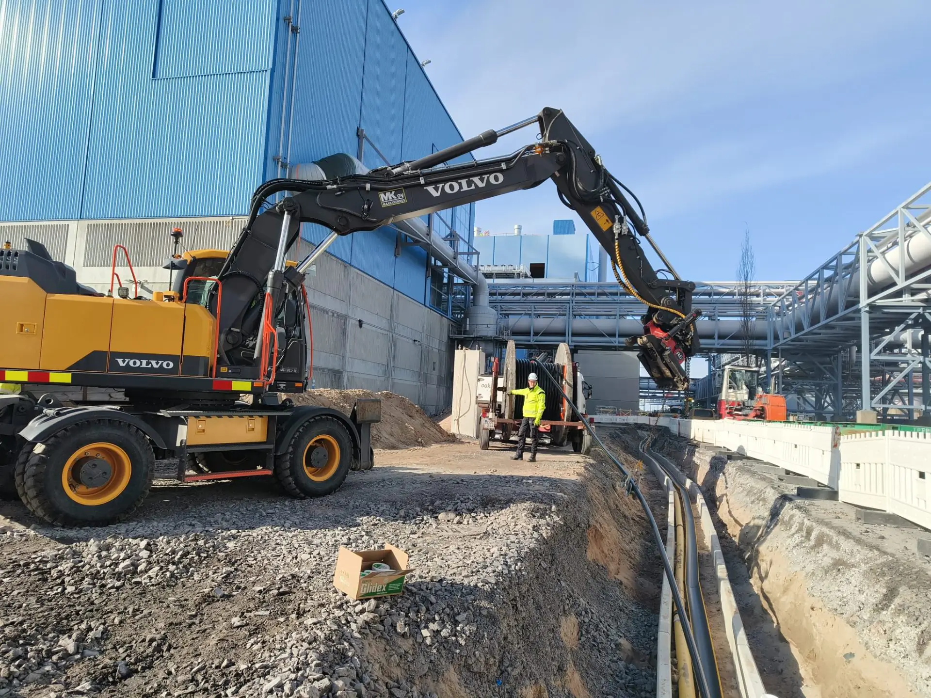 Volvo-kaivinkone teollisuustyömaalla