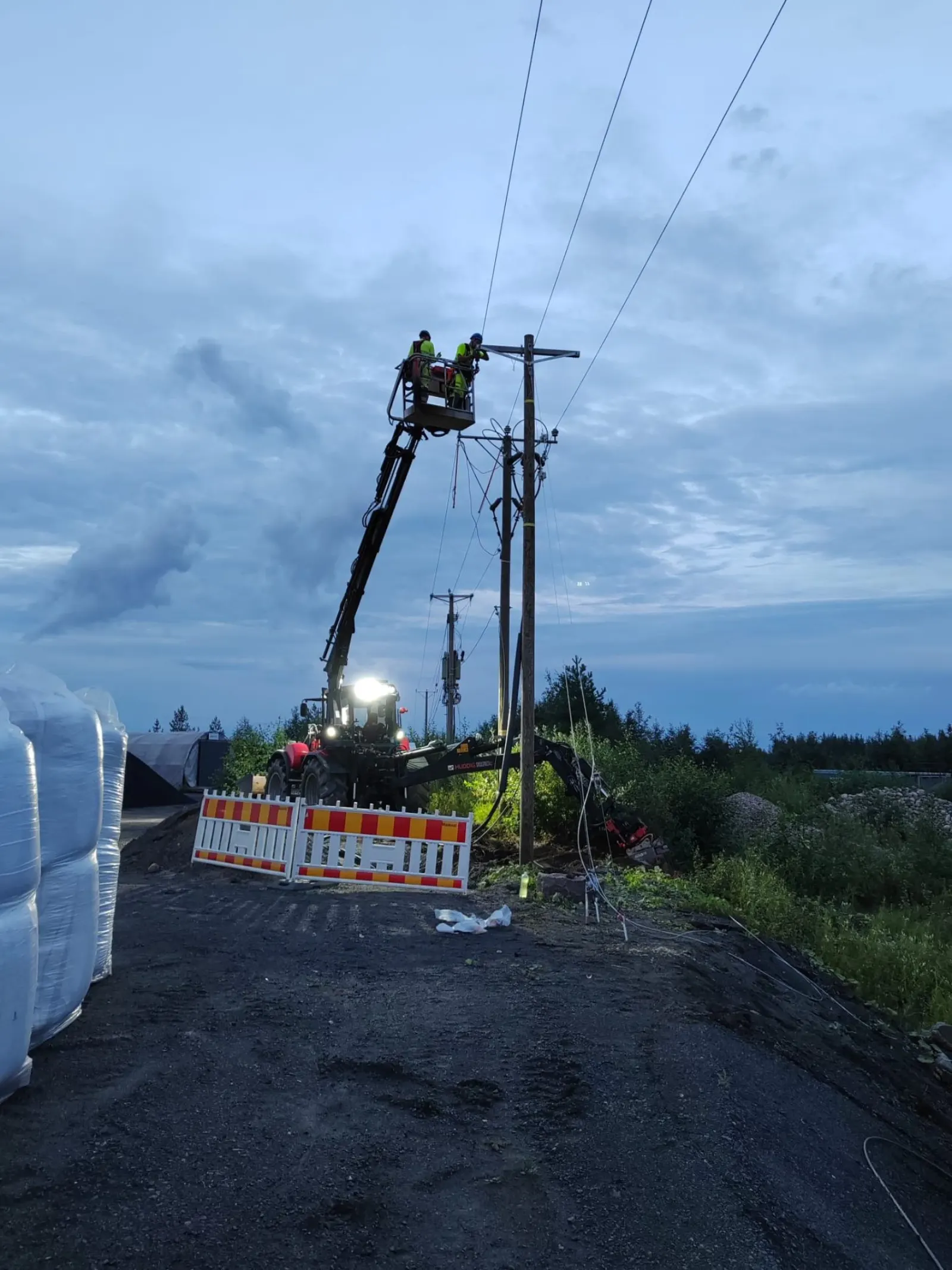 Pylvästyö nostokorista hämärässä