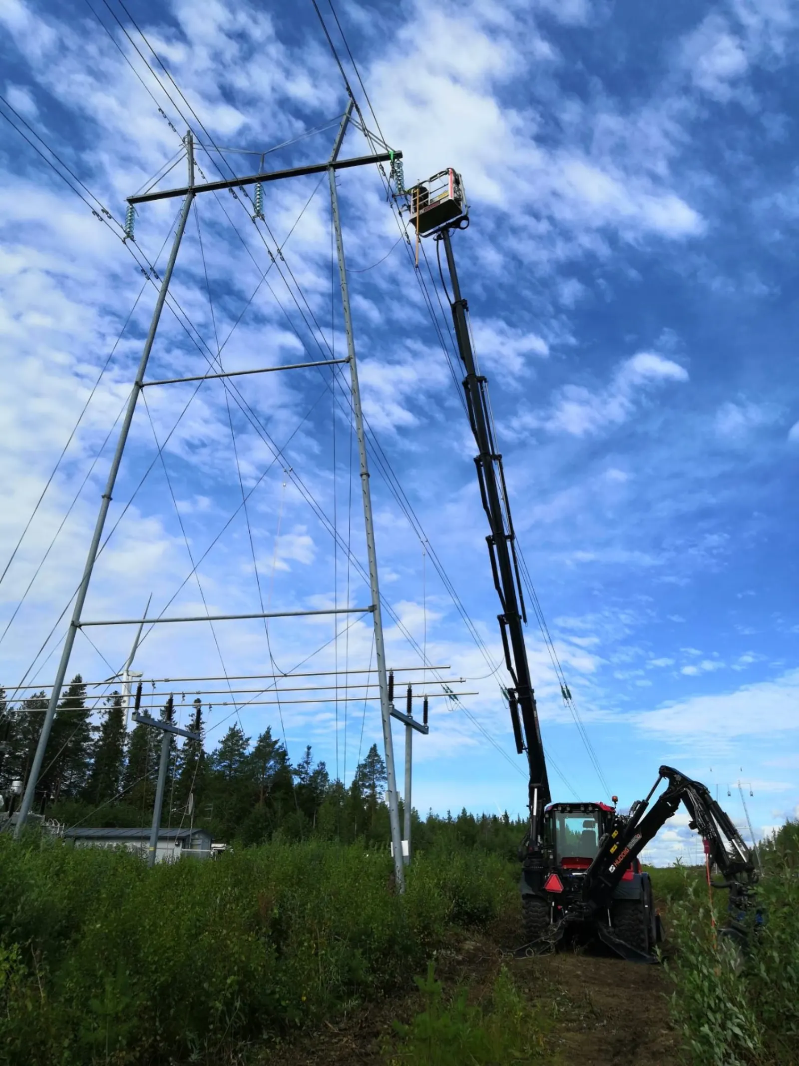 Voimajohtopylvään huoltotyö